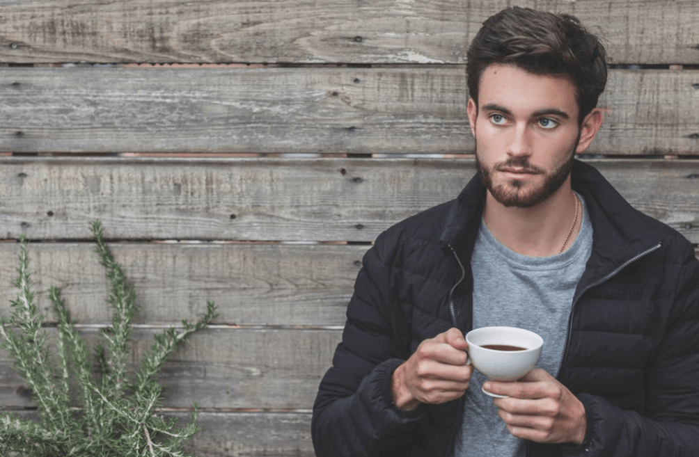 moški pije čaj za preprečevanje prostatitisa